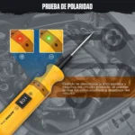 Probador de sistema eléctrico automotriz AUTOOL BT160 amarillo realizando diagnóstico con pinzas