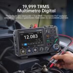 Osciloscopio de sobremesa FNIRSI 2D15P midiendo la batería de un automóvil utilizando su función de multímetro digital de 19,999 TRMS, destacando su pantalla de alta resolución y funciones de medición precisas.